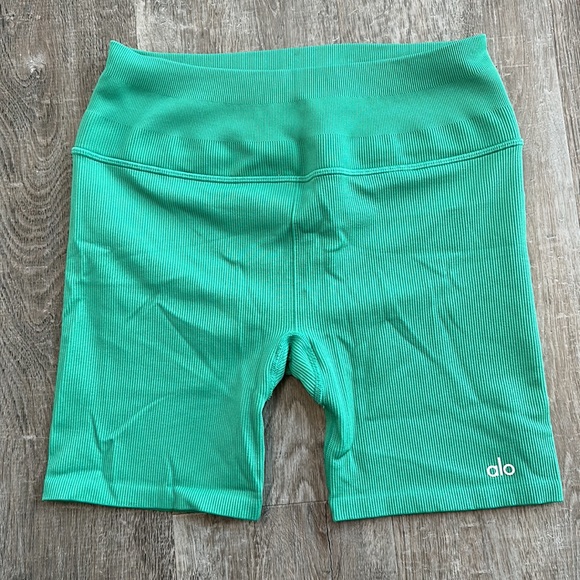 Alo Seamless Ribbed Shorts - Picture 4 of 5